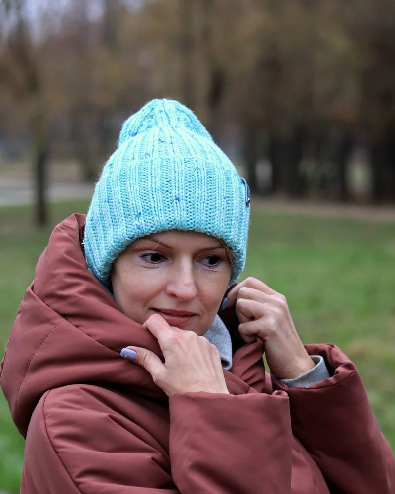Вязаная шапка из пряжи ручного окрашивания, Голубая шапка с отворотом — Голубой