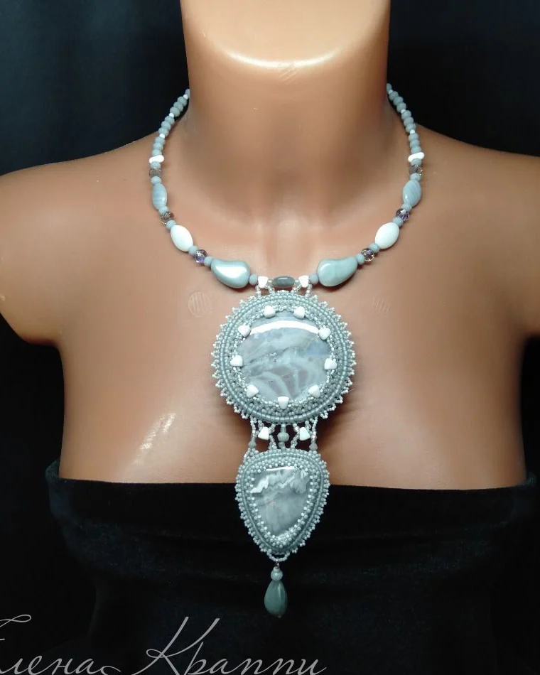 Серое колье из волжского агата "Зимняя сказка"