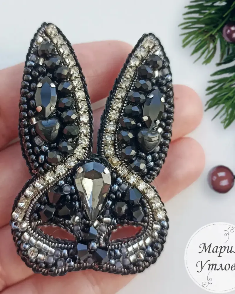 Брошь «Маска зайца», чёрная с серебром