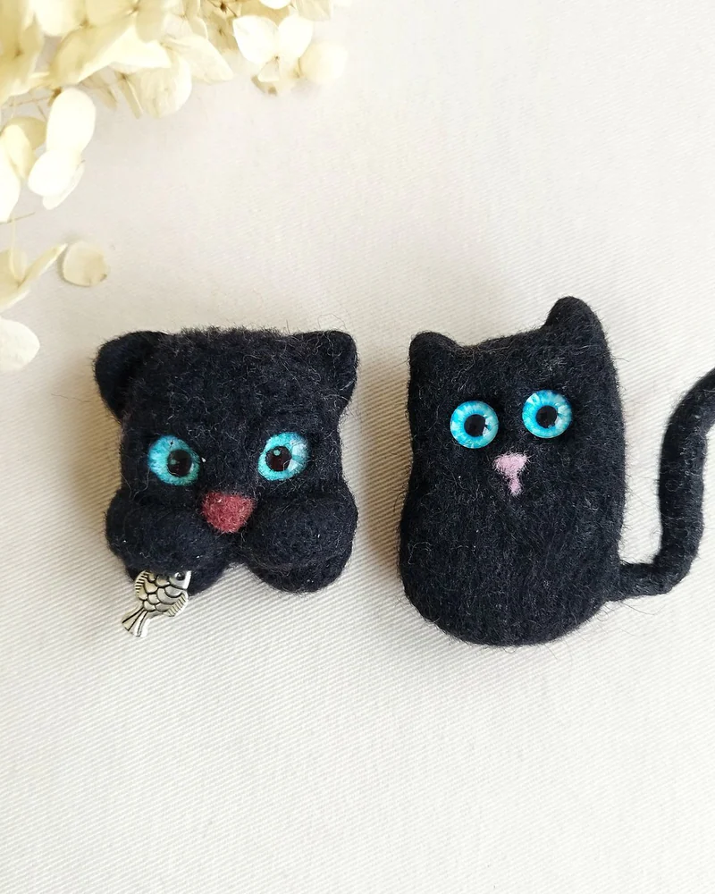 Белый кот, рыжий кот, черная кошка, Брошь-булавка из шерсти