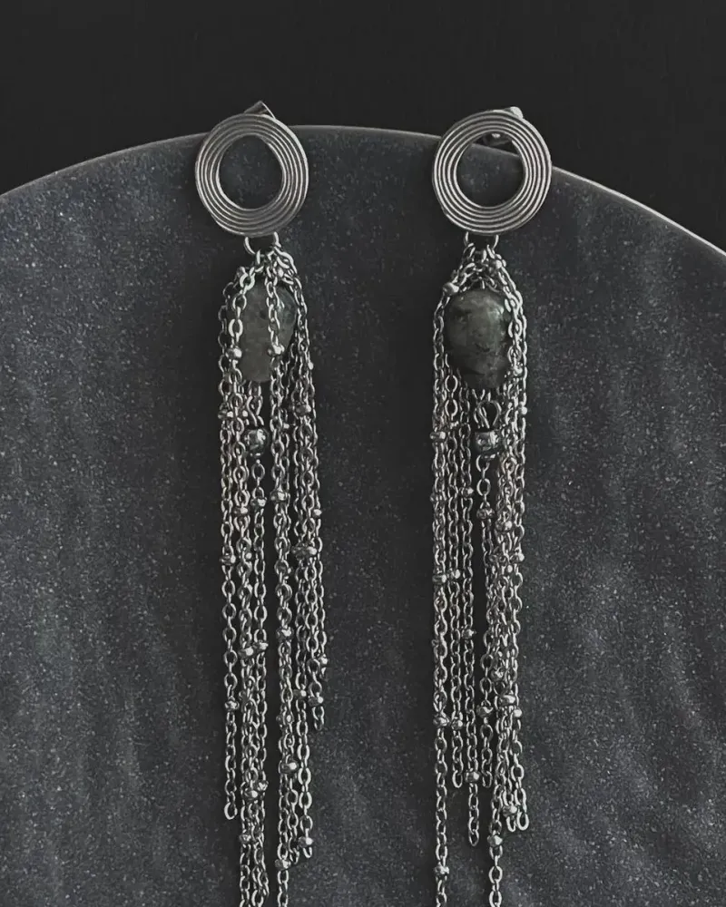 Серые серьги из лабрадорита и гематита