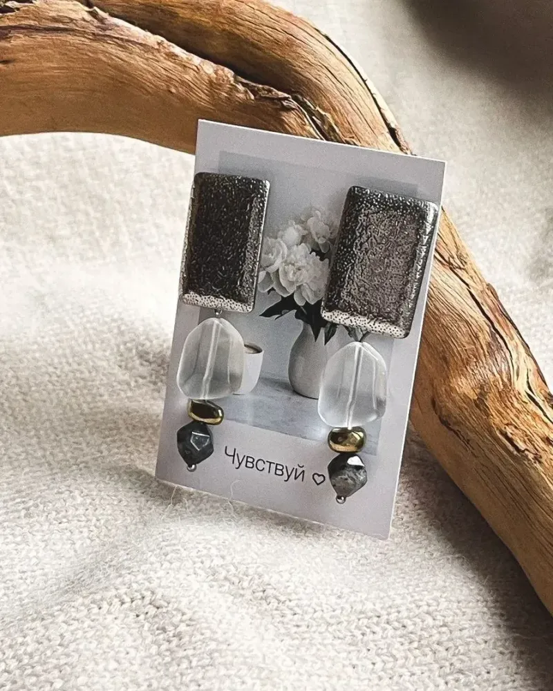 Серьги из лабрадорита, ювелирного стекла и гематита