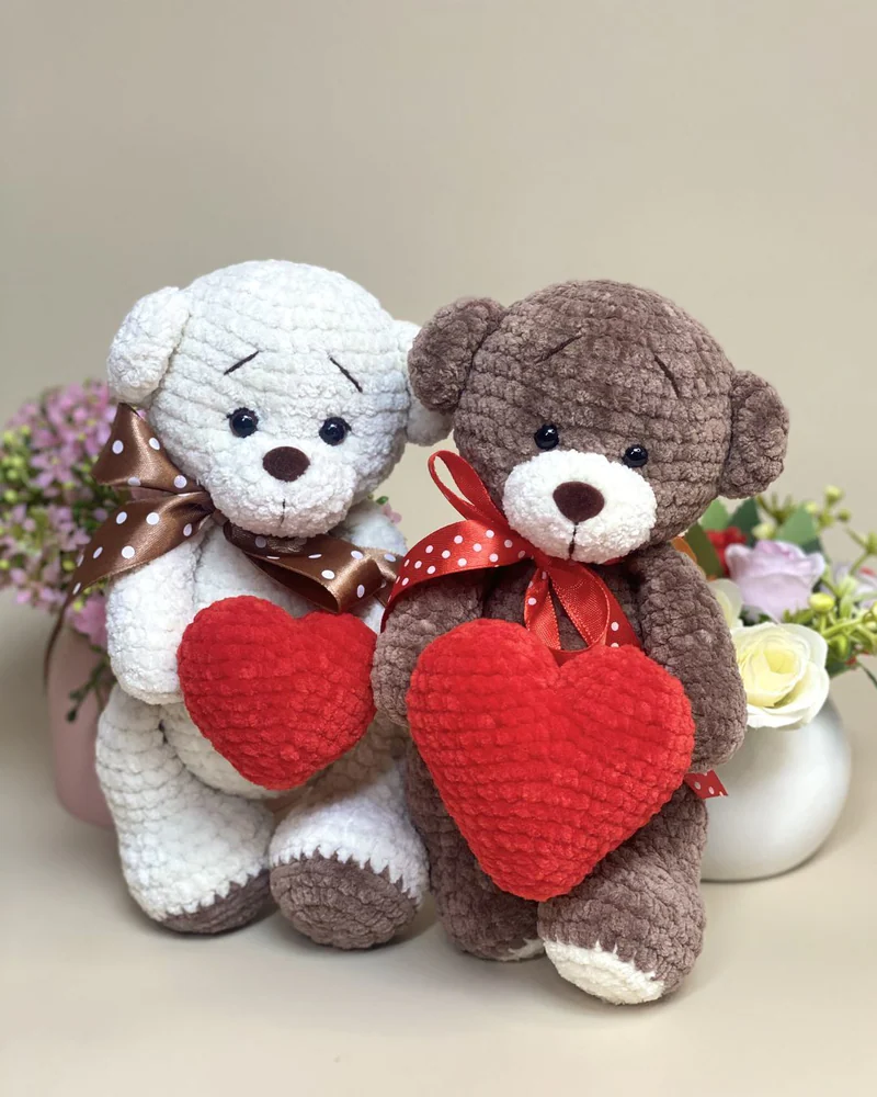 Вязаный мишка амигуруми с сердечком