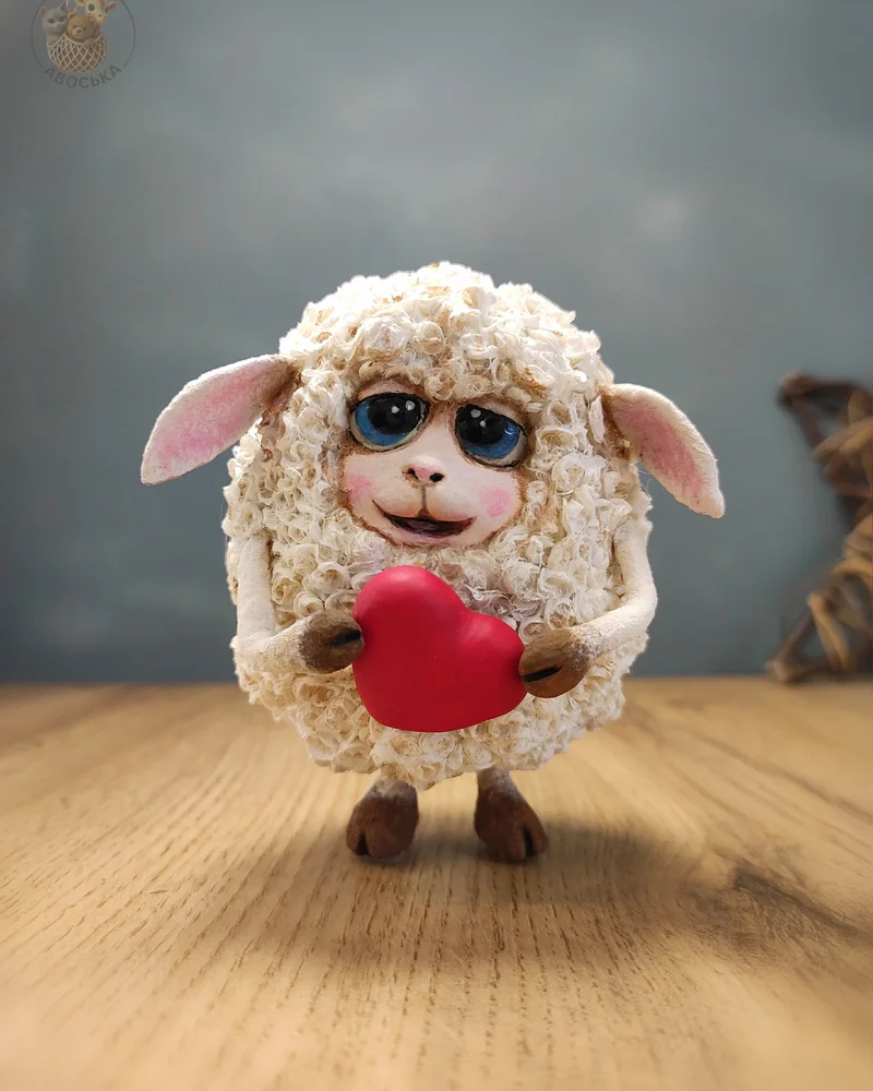 Ватная игрушка «Влюблённая овечка»