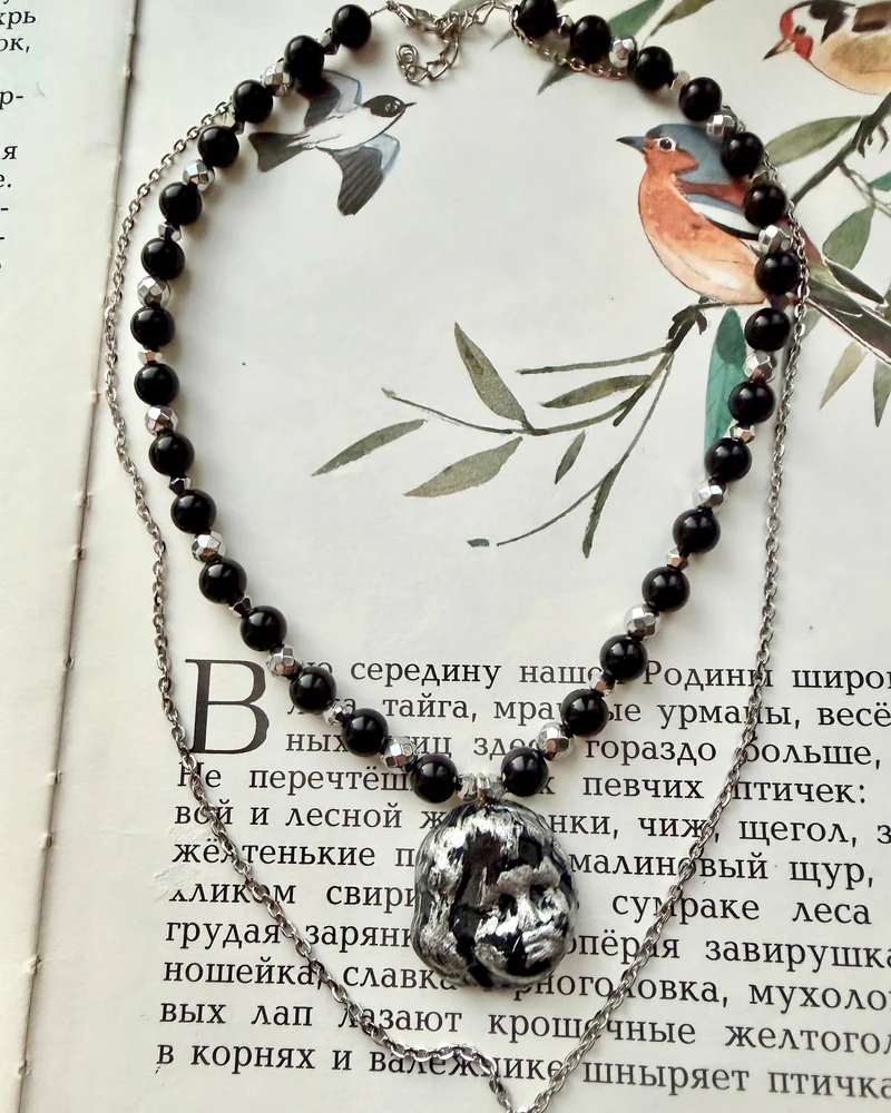 Колье куколка черно-серебристая