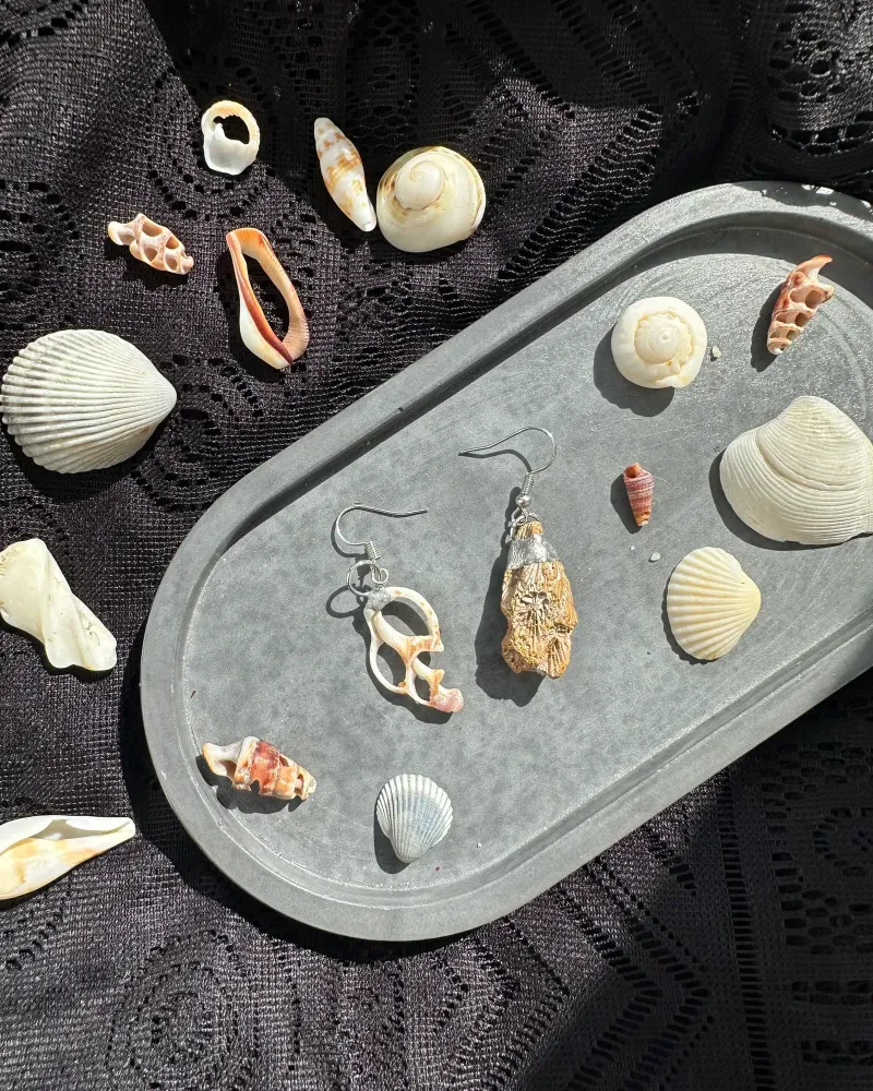 Сережки из коралла и ракушки в витражной технике — Рыже-белый