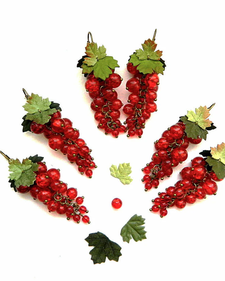 Серьги из кожи, замши и бусин Красная смородина спелая