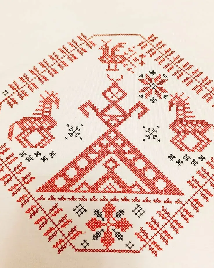 Футболка с вышивкой «Берегиня Макошь» — Белая