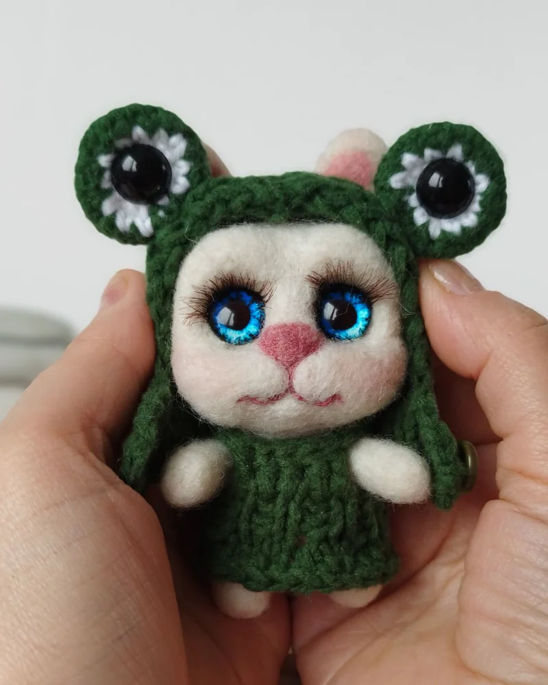 Маленький зайчик игрушка из шерсти. Зайка в костюме лягушки