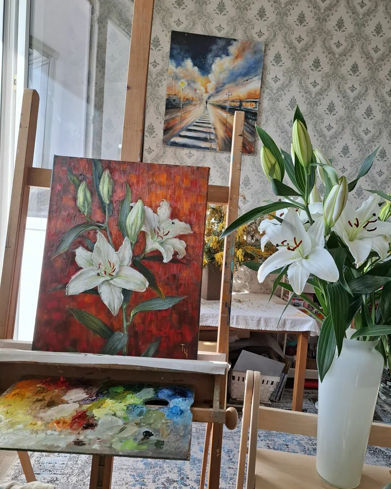 Лилия на красном. Картина холст масло