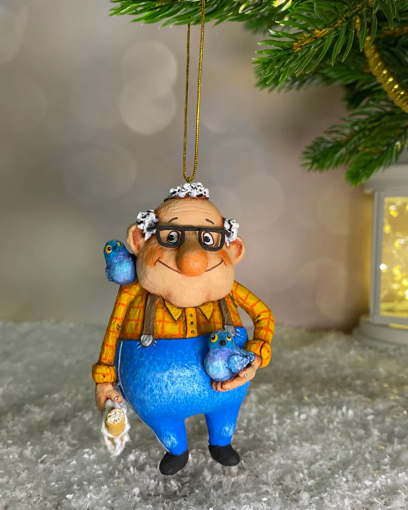 Ёлочная игрушка «Дед с голубями»