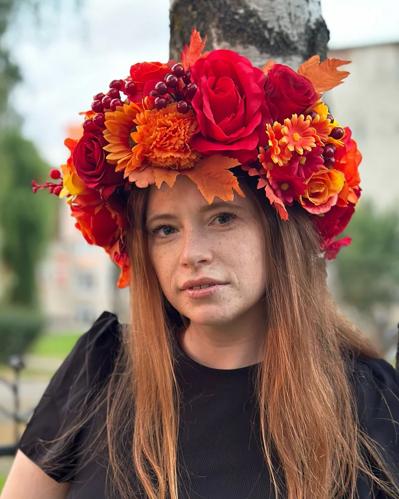 Крупный осенний венок с кленовыми листьями цветами ягодами — Основной