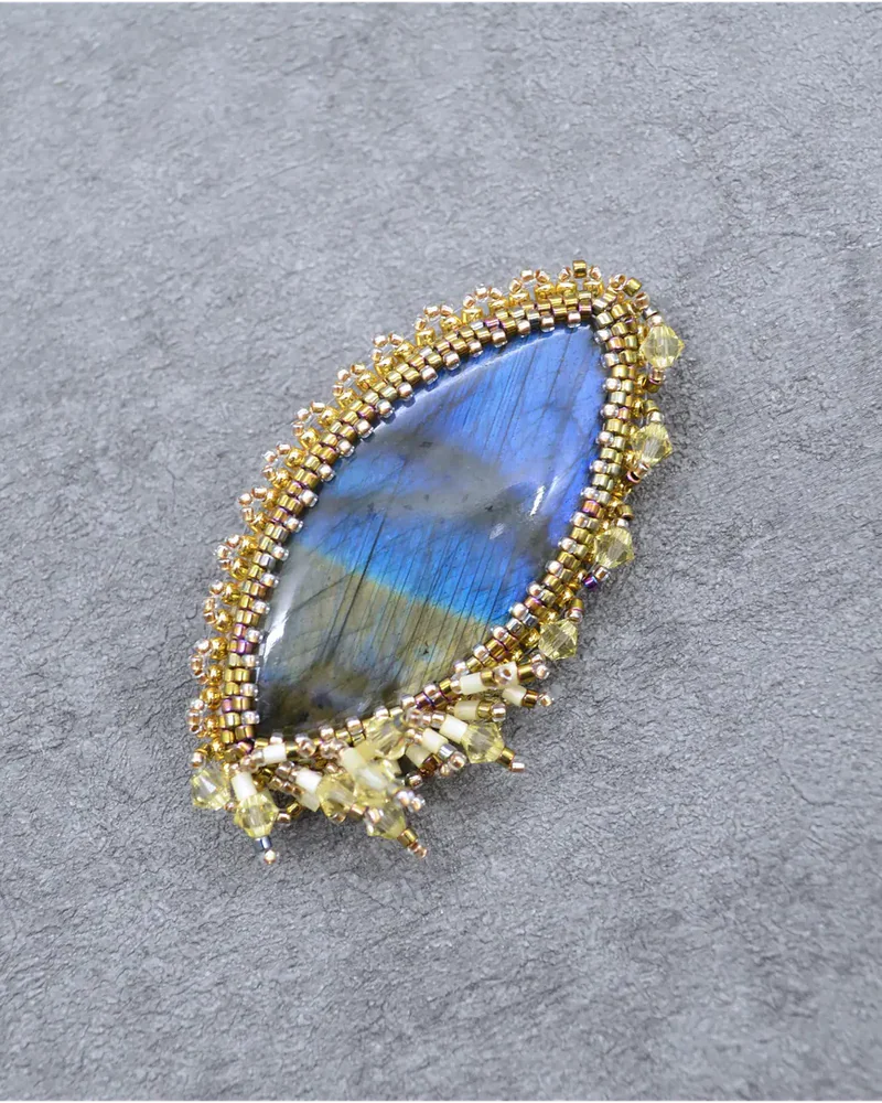 Брошь ручной работы с лабрадором и Swarovski