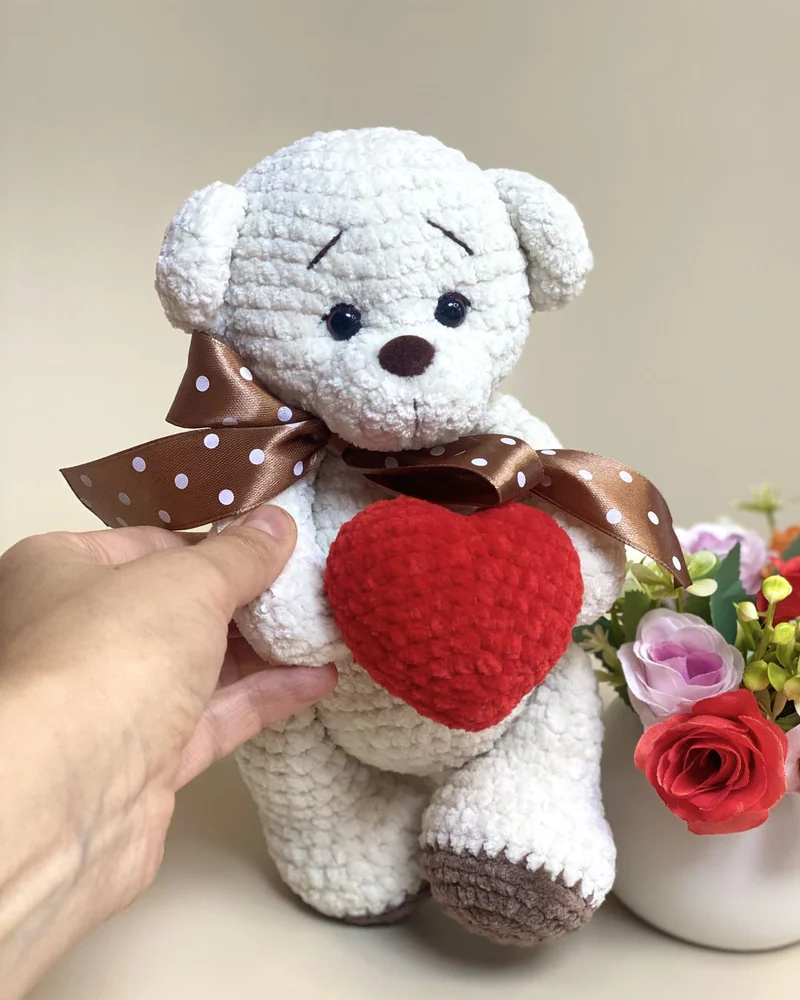 Вязаный белый мишка амигуруми с сердечком