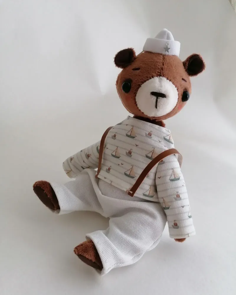 Коричневый мишка-морячок, 20 см