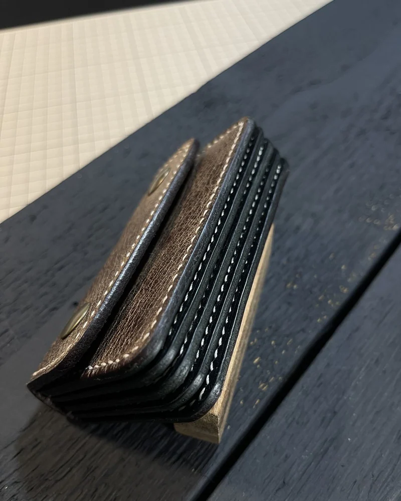Картхолдер Harmonica мини на двух кнопках — Коричнево-чёрный