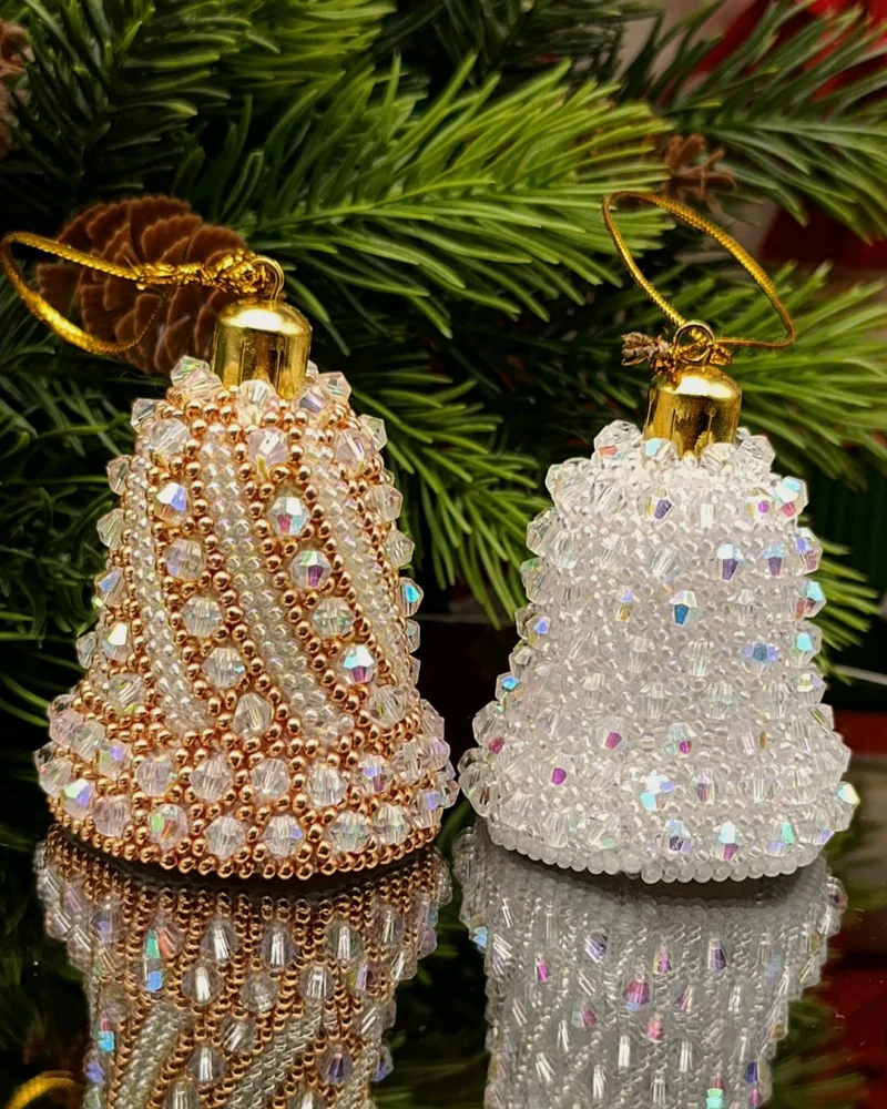 Набор белых елочных колокольчиков. Елочные игрушки. Новогодние