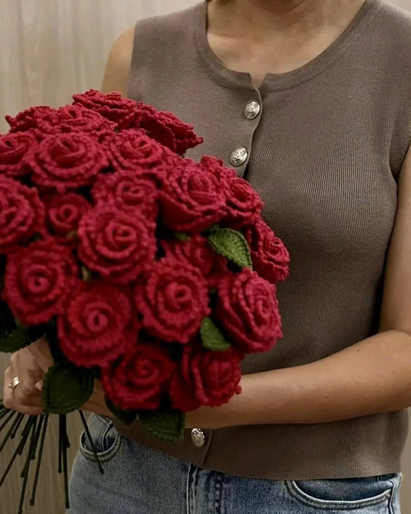 Букет из 25 вязаных роз