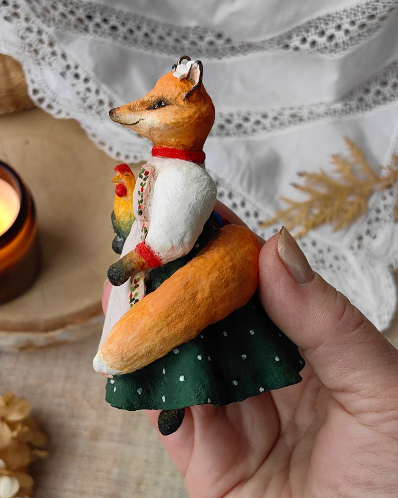 Ватная елочная игрушка Лисичка с петушком
