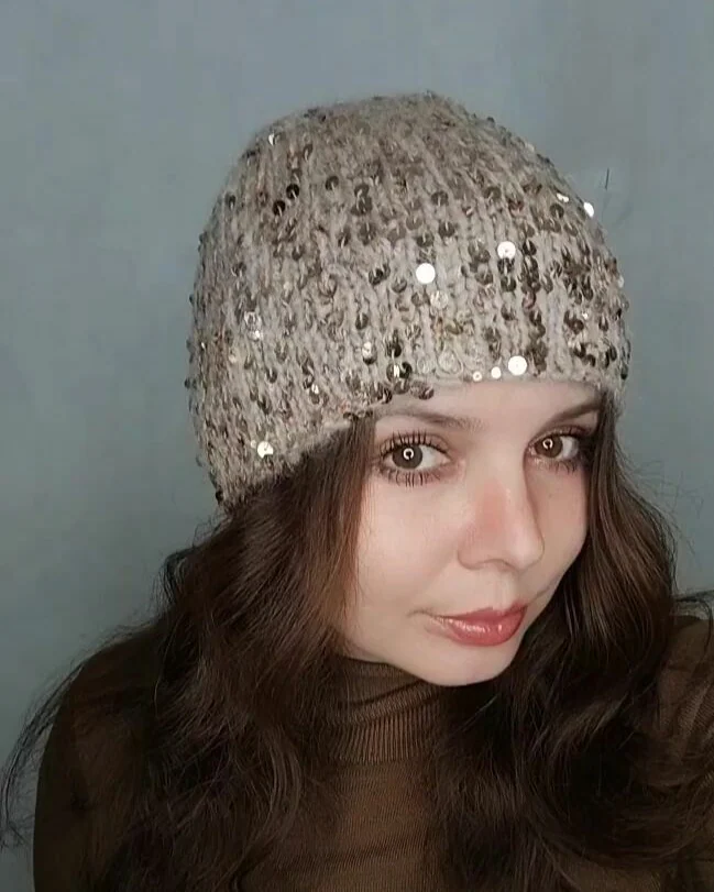 шапочка с пайетками по голове шапка бежевая