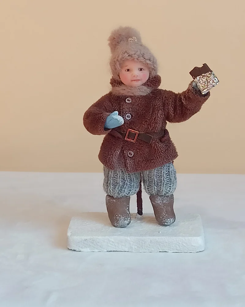 Коллекционная кукла "Мальчик с шоколадом" (коричневом наряде)