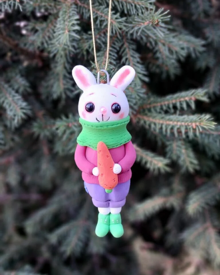 Ёлочная игрушка «Зайка» — Зайка с морковкой