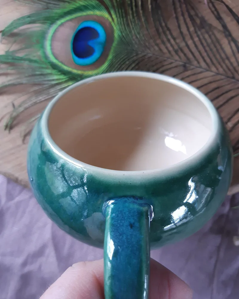 Зелёный чайник с чашками