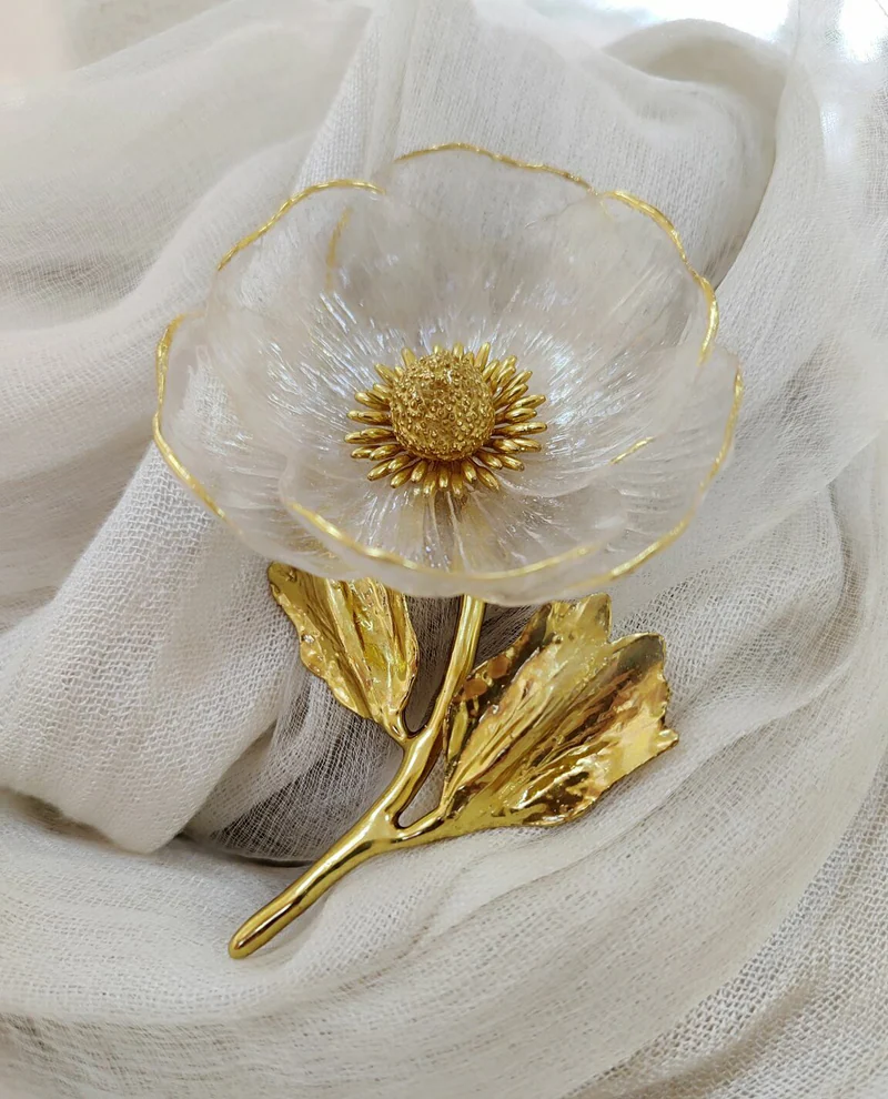 Брошь-игла с цветком Хрустальный анемон из смолы