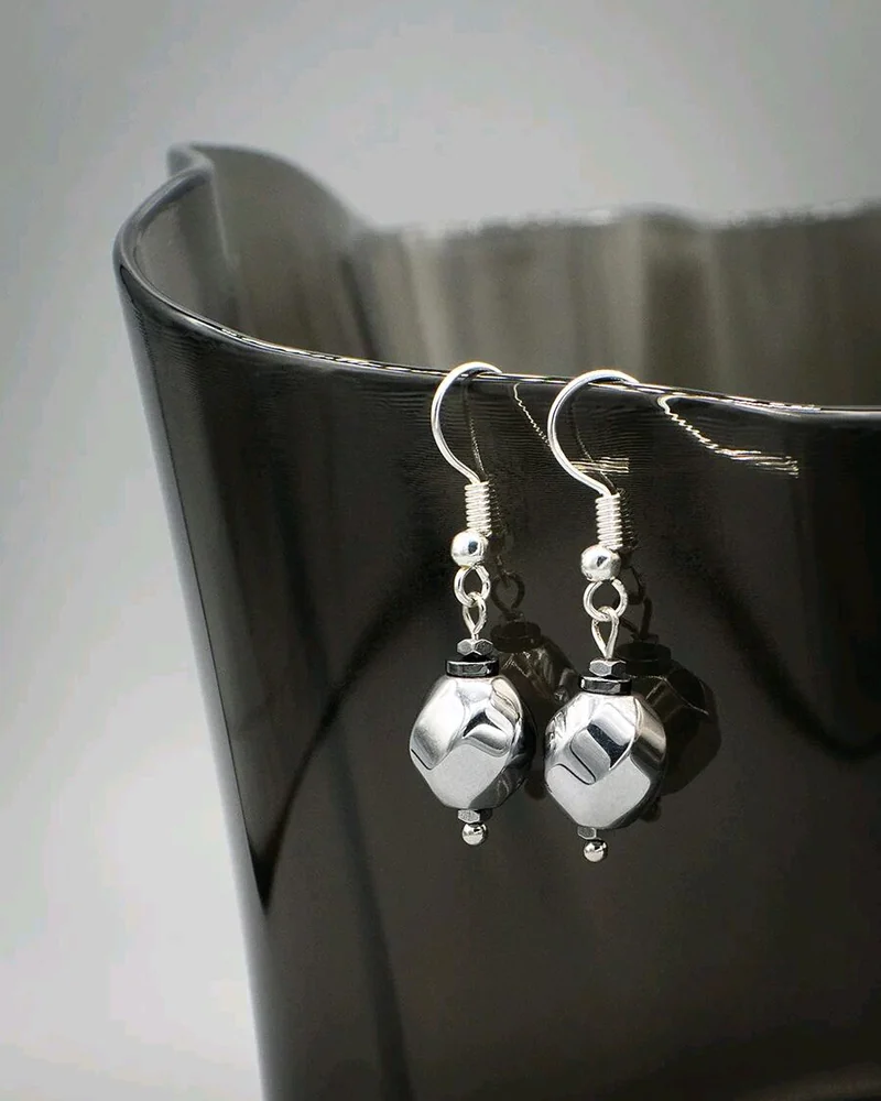 Серые серьги с гематитом