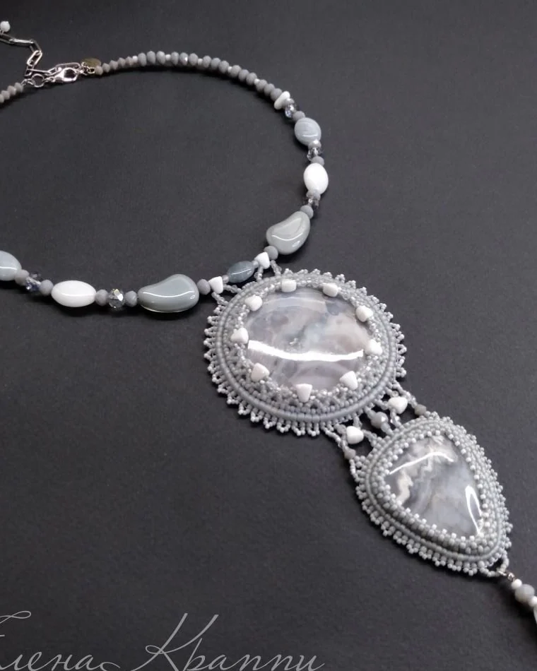 Серое колье из волжского агата "Зимняя сказка"