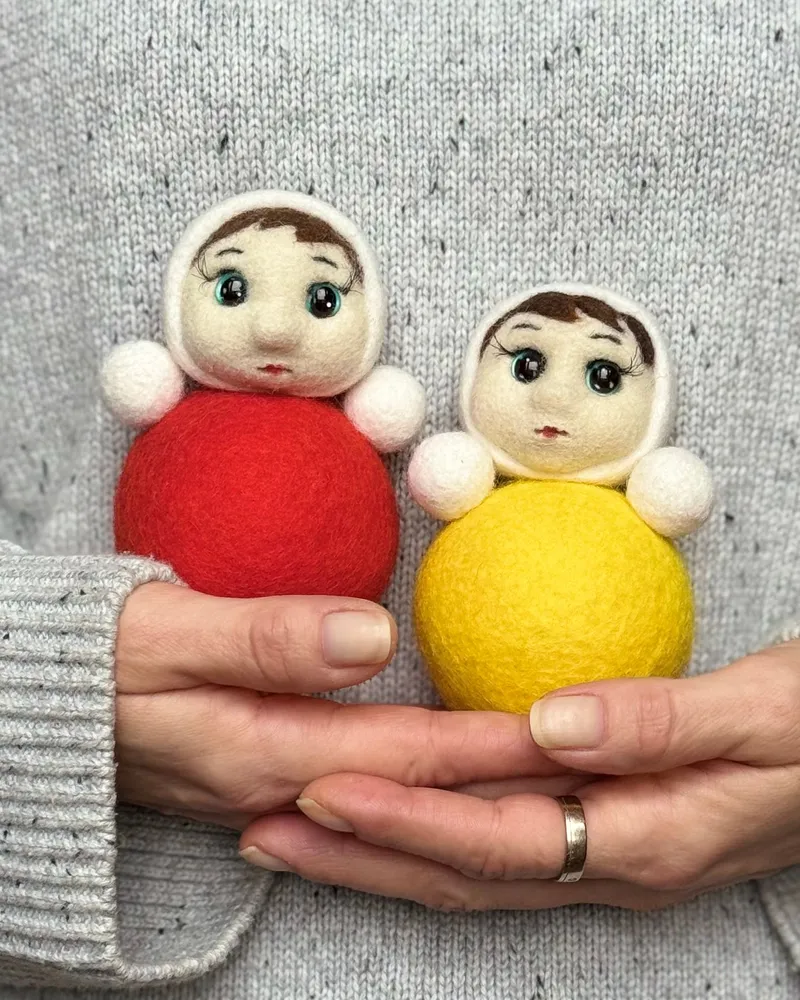 Елочная игрушка - солнечная неваляшка
