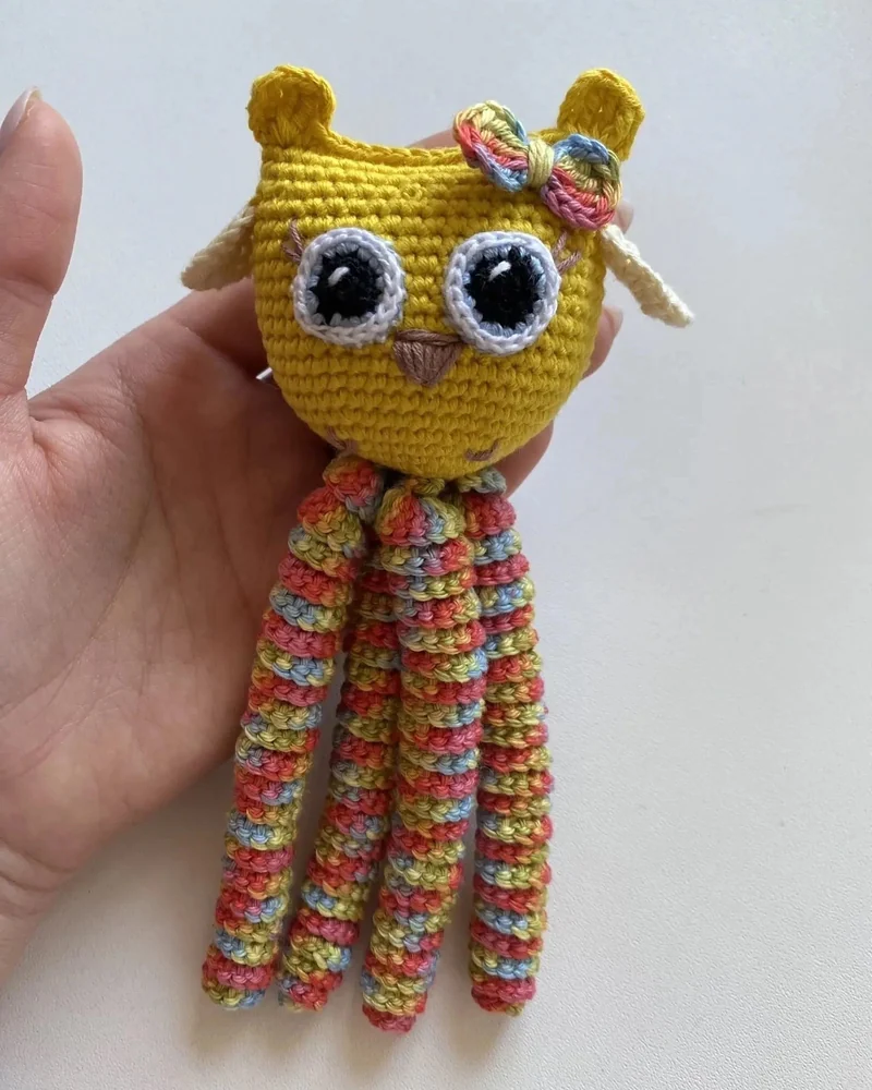 Вязаная игрушка совёнок для новорождённого