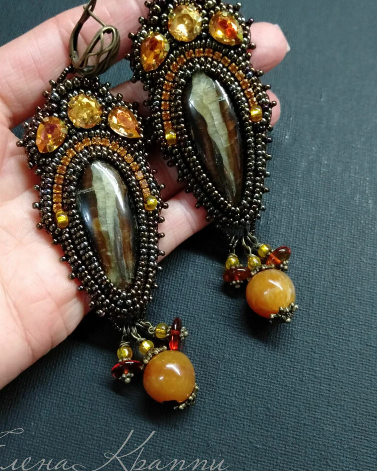 Серьги из янтаря и аммонитовой жеоды с кристаллами