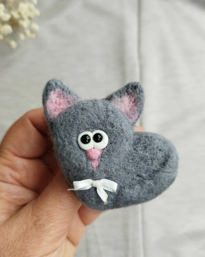 Брошь котик- сердце из шерсти, брошь на пиджак серый кот