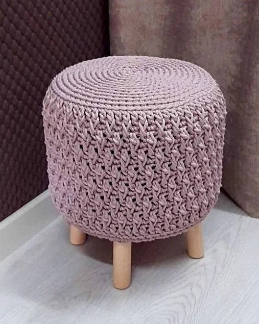 Пуф на деревянных ножках с вязаным чехлом — Серый чехол