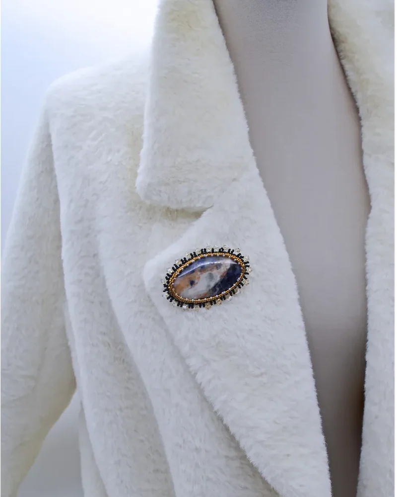 Брошь ручной работы с содалитом и Swarovski