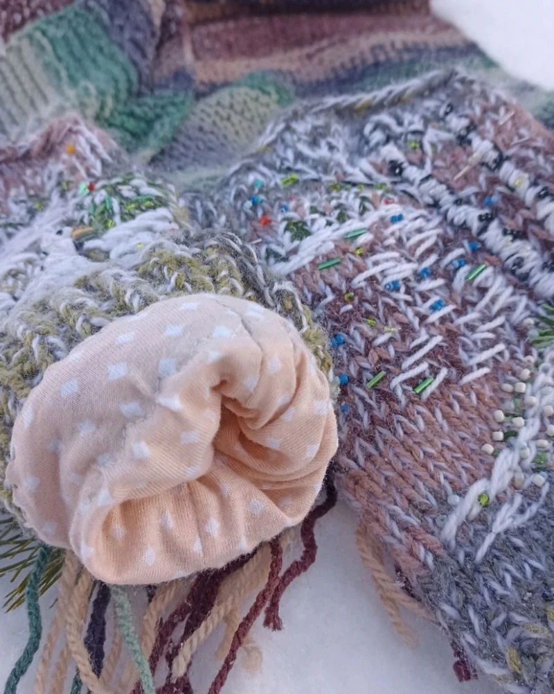 Шарф и варежки с вышивкой. Гуси. Ручная вязка.