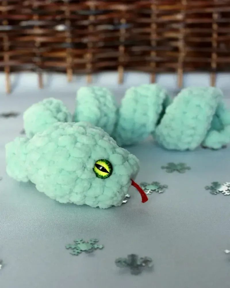 Мягкая вязаная игрушка «Змея-спираль» — Бледно-зеленый