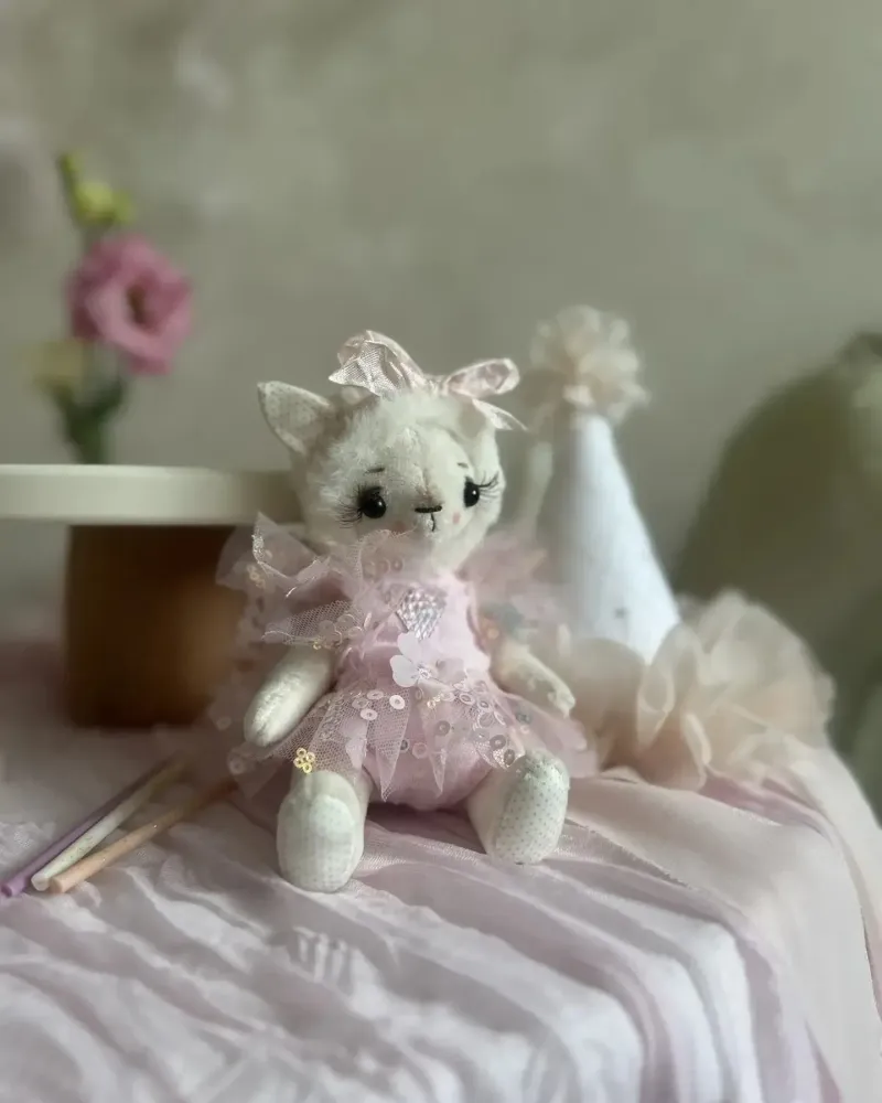 Белая кошечка, 20 см