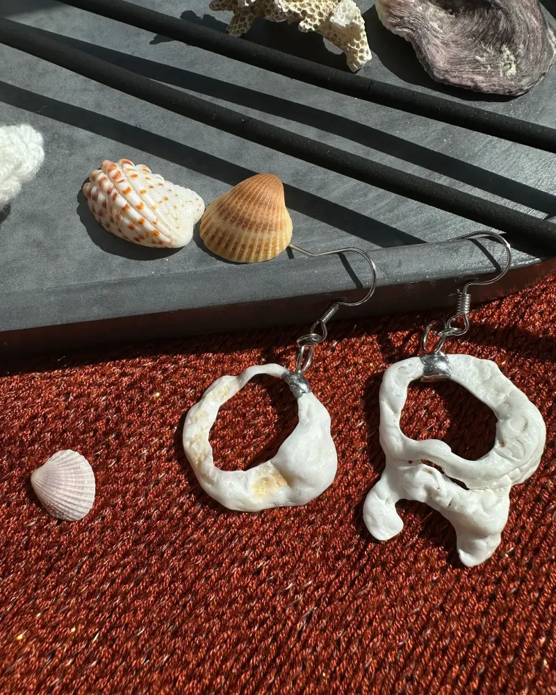 Сережки из фрагментов ракушки в витражной технике — Белая ракушка