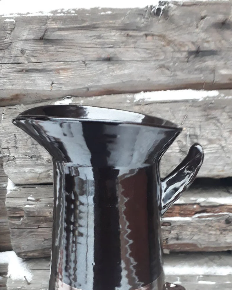 Чёрный кувшин с перламутром и ручкой из дрифтвуда