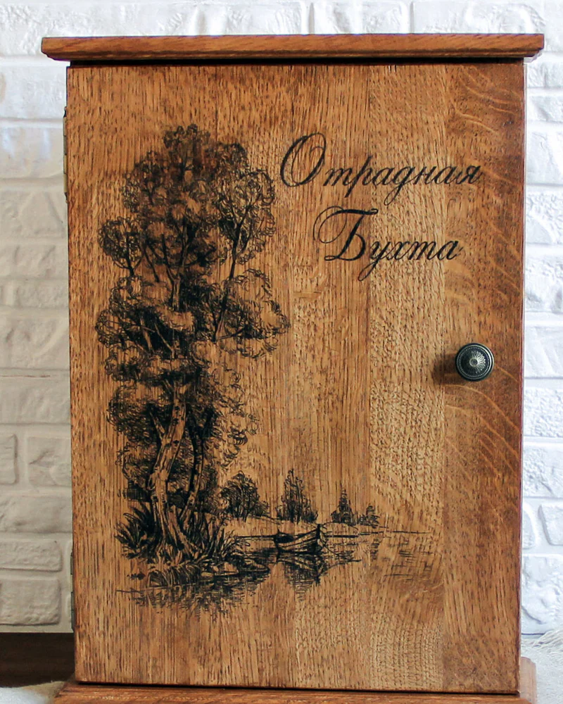 Ключница из ясеня с дверкой «Бухта Отрадная» — Основной