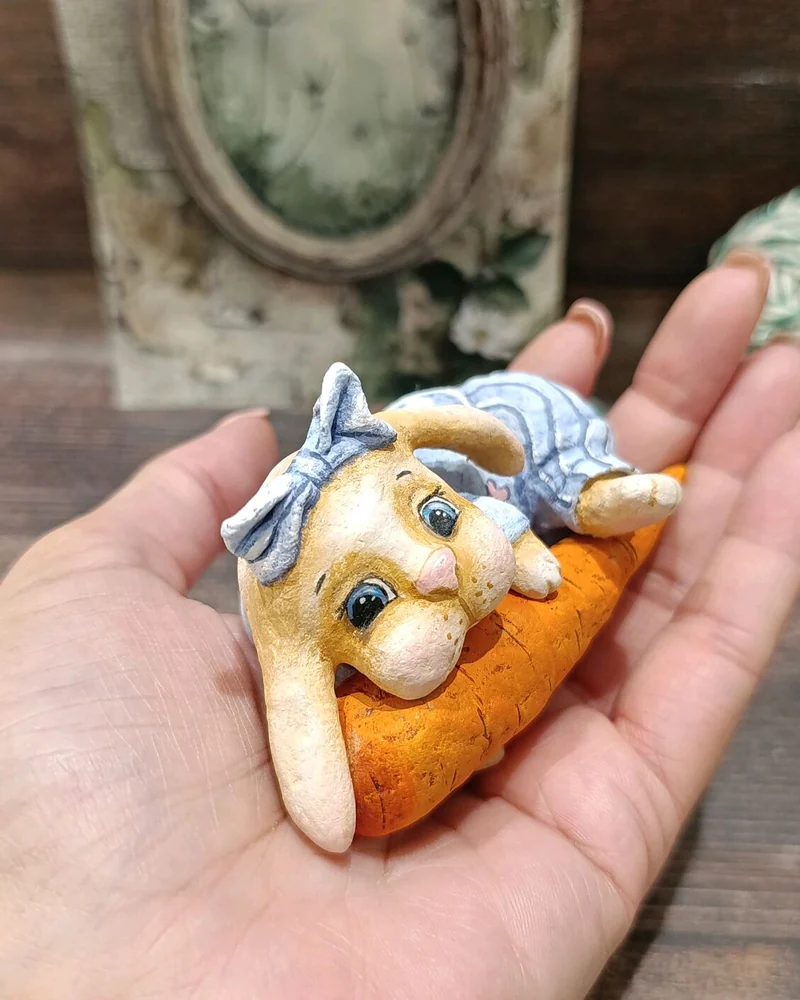 Заяц с морковкой