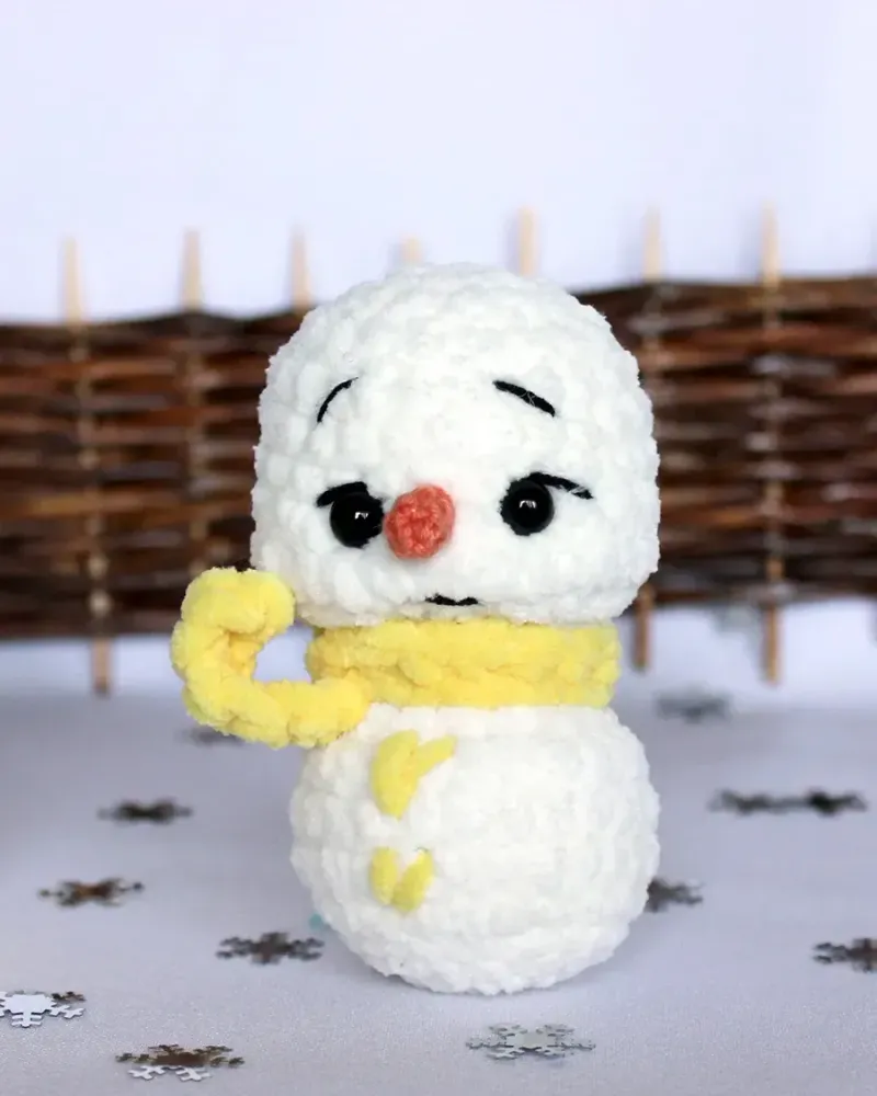 Мягкая вязаная игрушка «Снеговик в капюшоне» — Белый и желтый