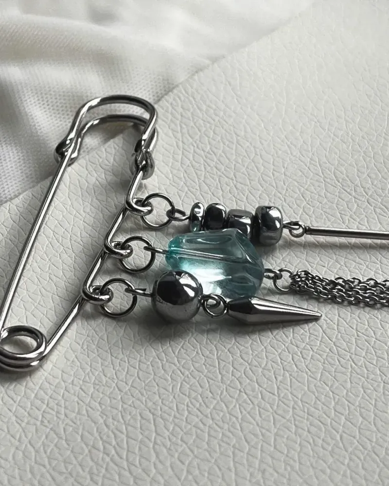 Брошь из гематита и ювелирного стекла