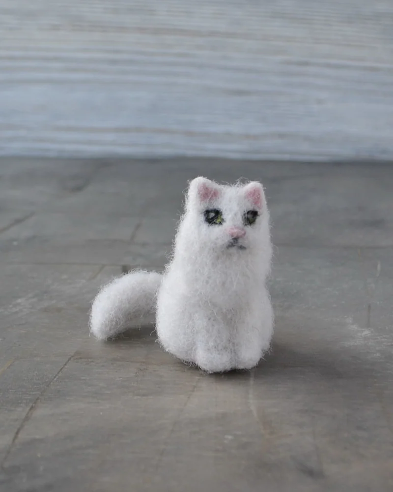 Валяный белый котенок интерьерная игрушка для кукольного домика