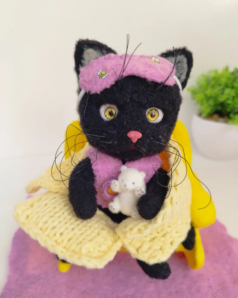 Черный котенок в кресле. Валяная игрушка кошка Войлочная игрушка кот