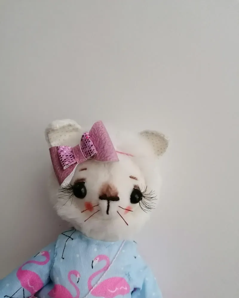 Белая кошечка в боди с фламинго, 18 см