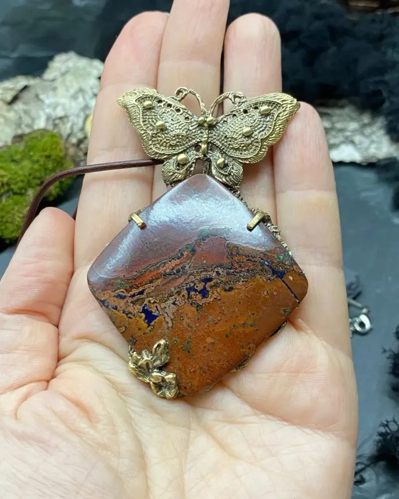 Кулон из латуни с натуральным камнем и бабочкой