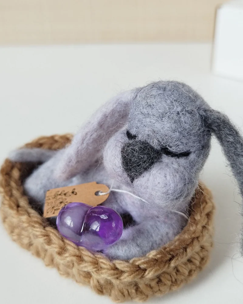 Войлочная игрушка спящая собачка Соня с лежанкой